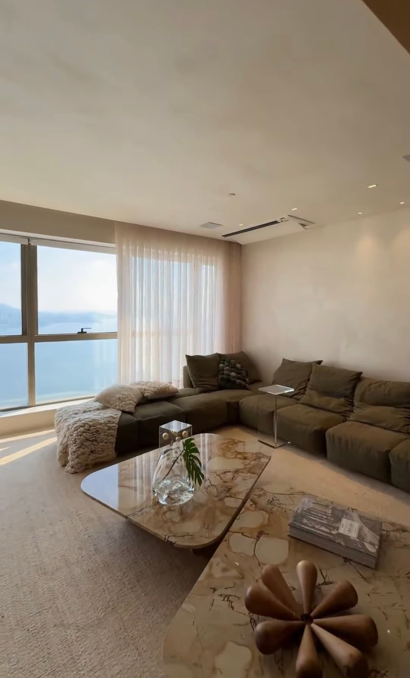 Living do apartamento Yacht House em Balneário Camboriú com vista para o mar