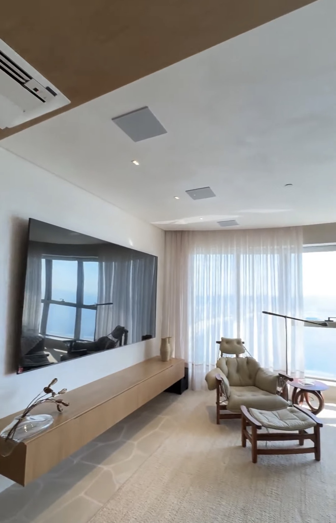 Living do Yacht House com TV de grande formato e caixas de som de embutir WaveOne no forro