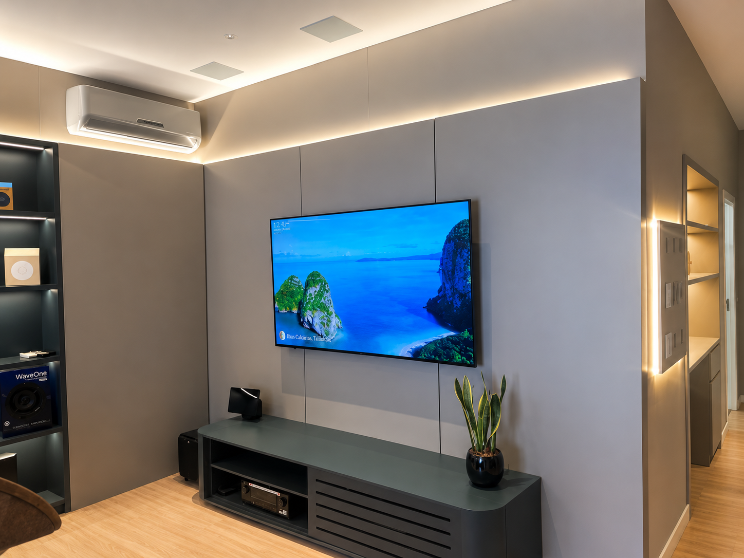 Sala de home theater no showroom INBUILD com iluminação e áudio integrados